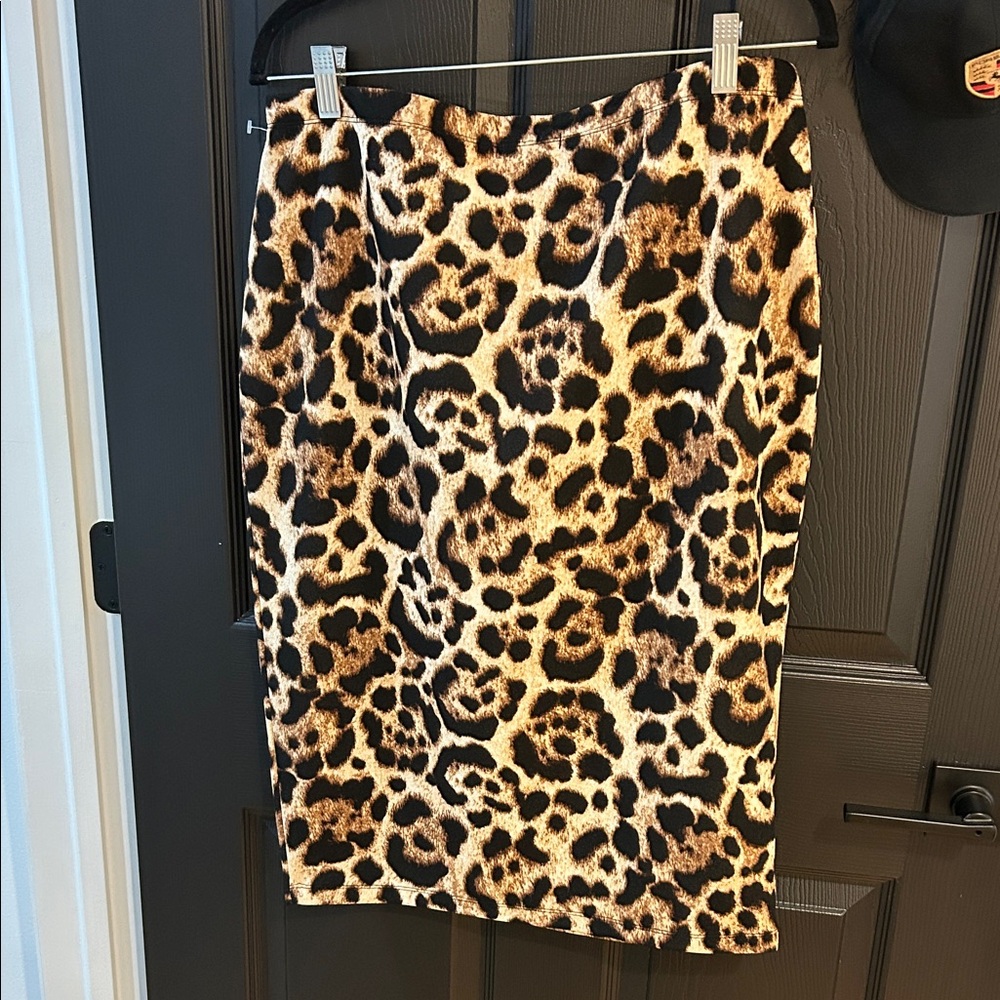 Chic Leopard Print Pencil Skirt - Picture 3 of 3